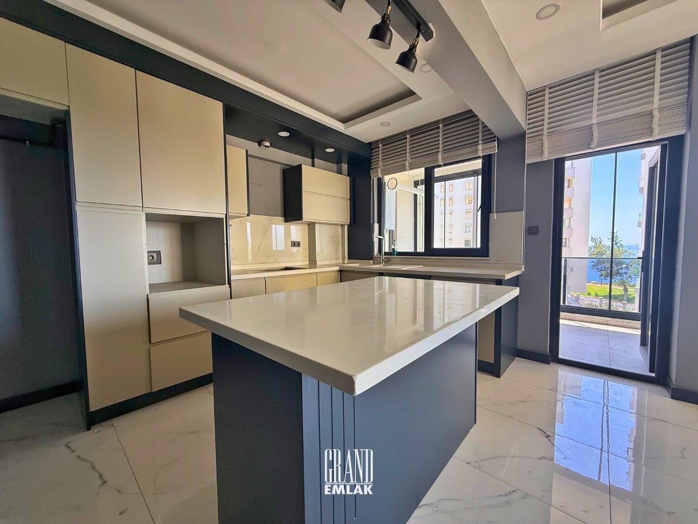 HACI GEBİZLER LARA FENER DE DENİZ MANZARALI İÇİ LÜKS YAPILI SATILIK DAİRE (7)