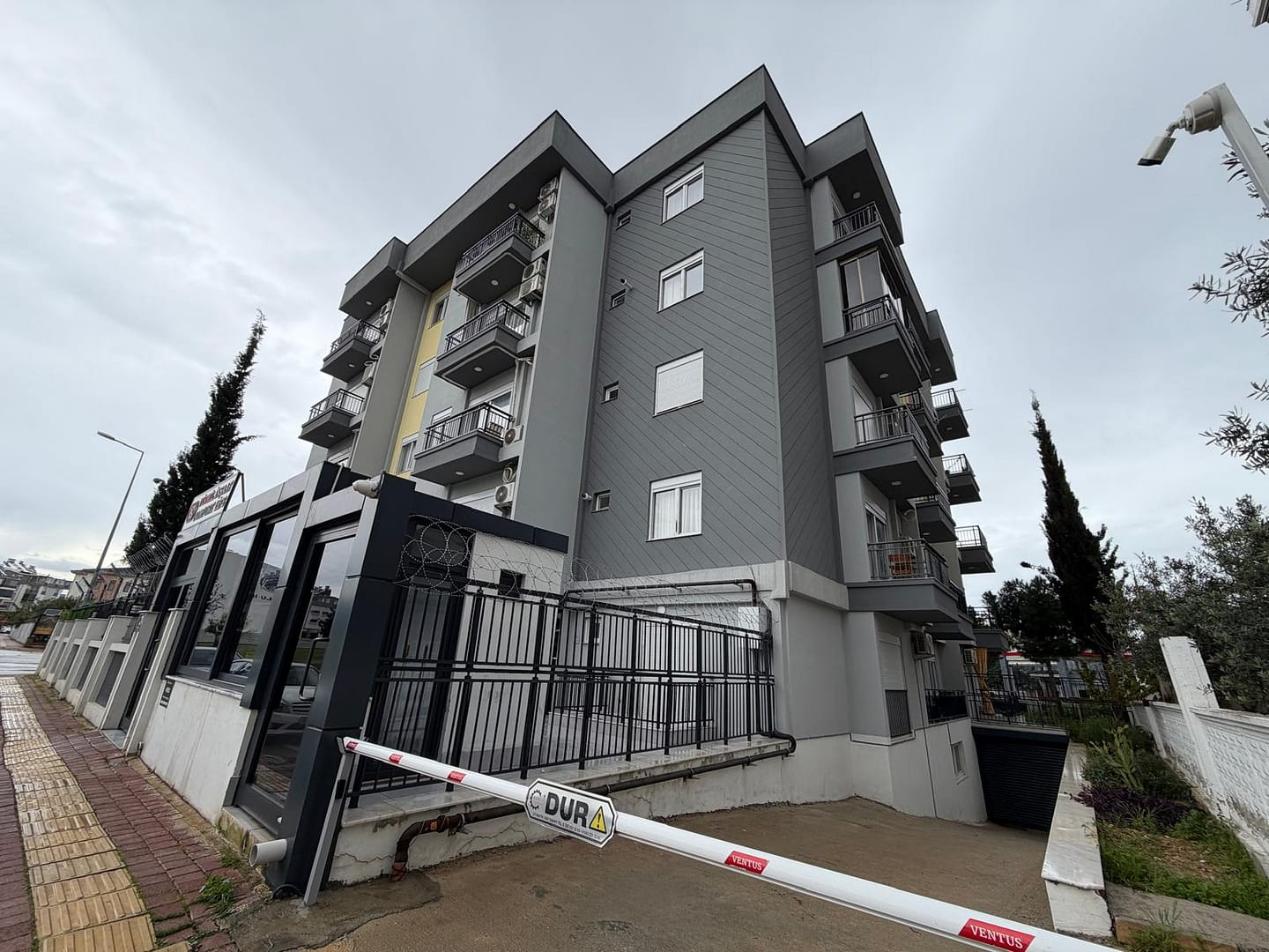 Yeni Emek Mahallesi’nde Doğalgazlı Havuzlu Eşyalı Kapalı Otoparklı Tramvaya Yakın Satılık 1+1 Daire (17)
