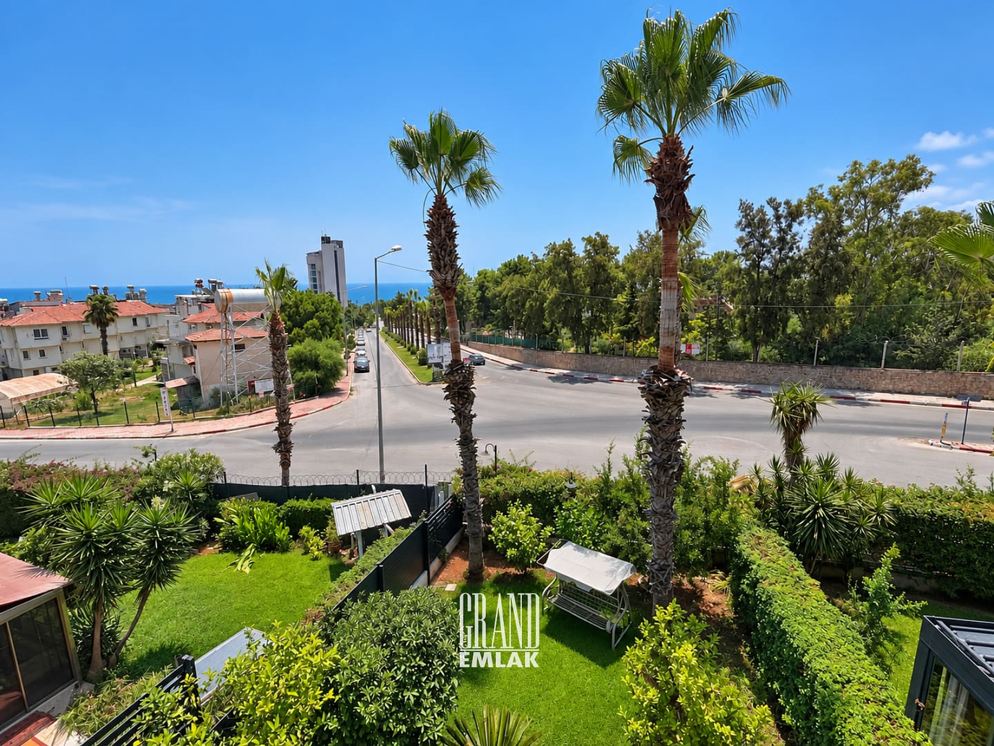 Lara Güzeloba Larakent Sitesi’nde Özel Havuzlu, Deniz Manzaralı Satılık 4+2 Villa (2)