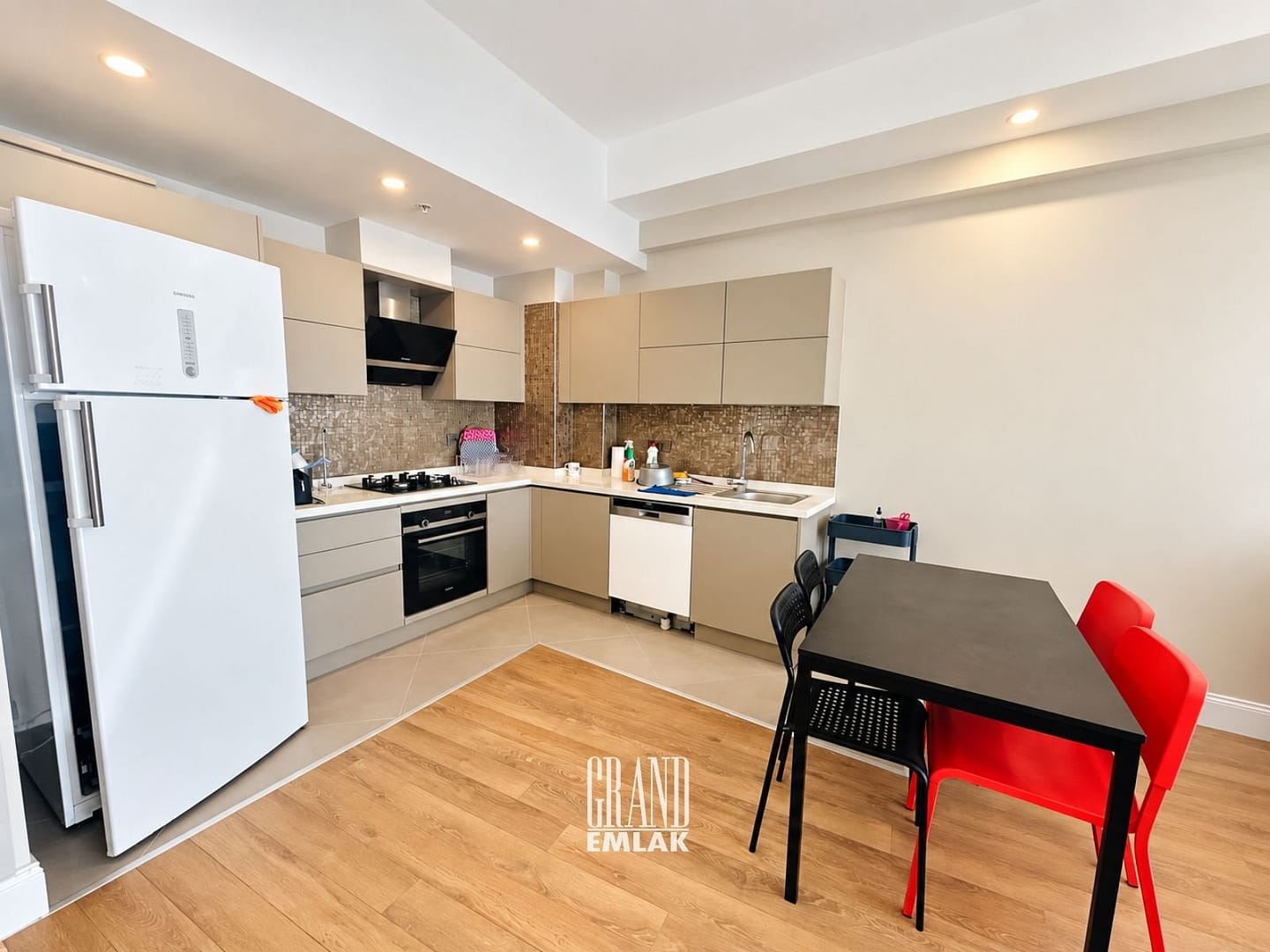 Sirius Town’da Özel Plajlı, Otel Konforunda Airbnb Ruhsatlı Satilik 1+1 Daire (2)