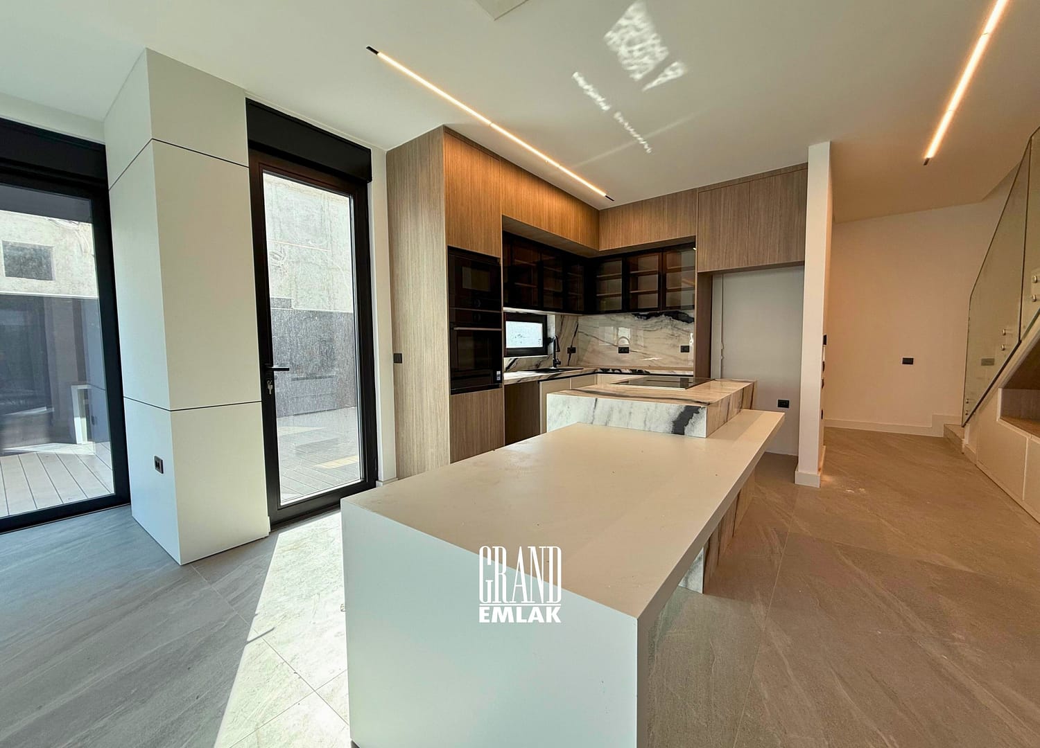 ERMENEK MAHALLESİNDE DENİZ MANZARALI SATILIK 5+1 VİLLA CAN ÖZDEMİR (12)