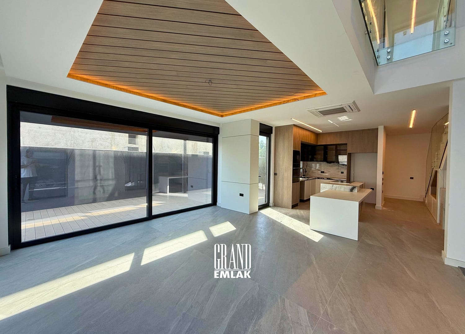 ERMENEK MAHALLESİNDE DENİZ MANZARALI SATILIK 5+1 VİLLA CAN ÖZDEMİR (13)