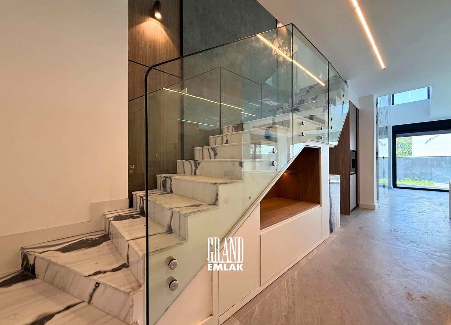 ERMENEK MAHALLESİNDE DENİZ MANZARALI SATILIK 5+1 VİLLA CAN ÖZDEMİR (17)