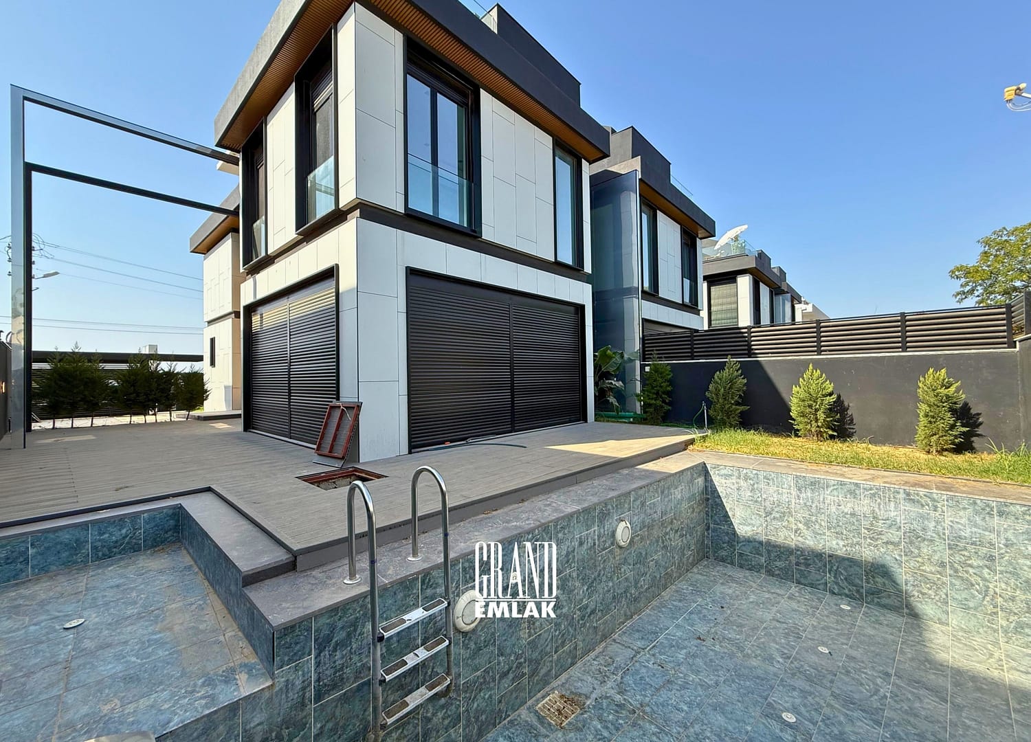 ERMENEK MAHALLESİNDE DENİZ MANZARALI SATILIK 5+1 VİLLA CAN ÖZDEMİR (3)