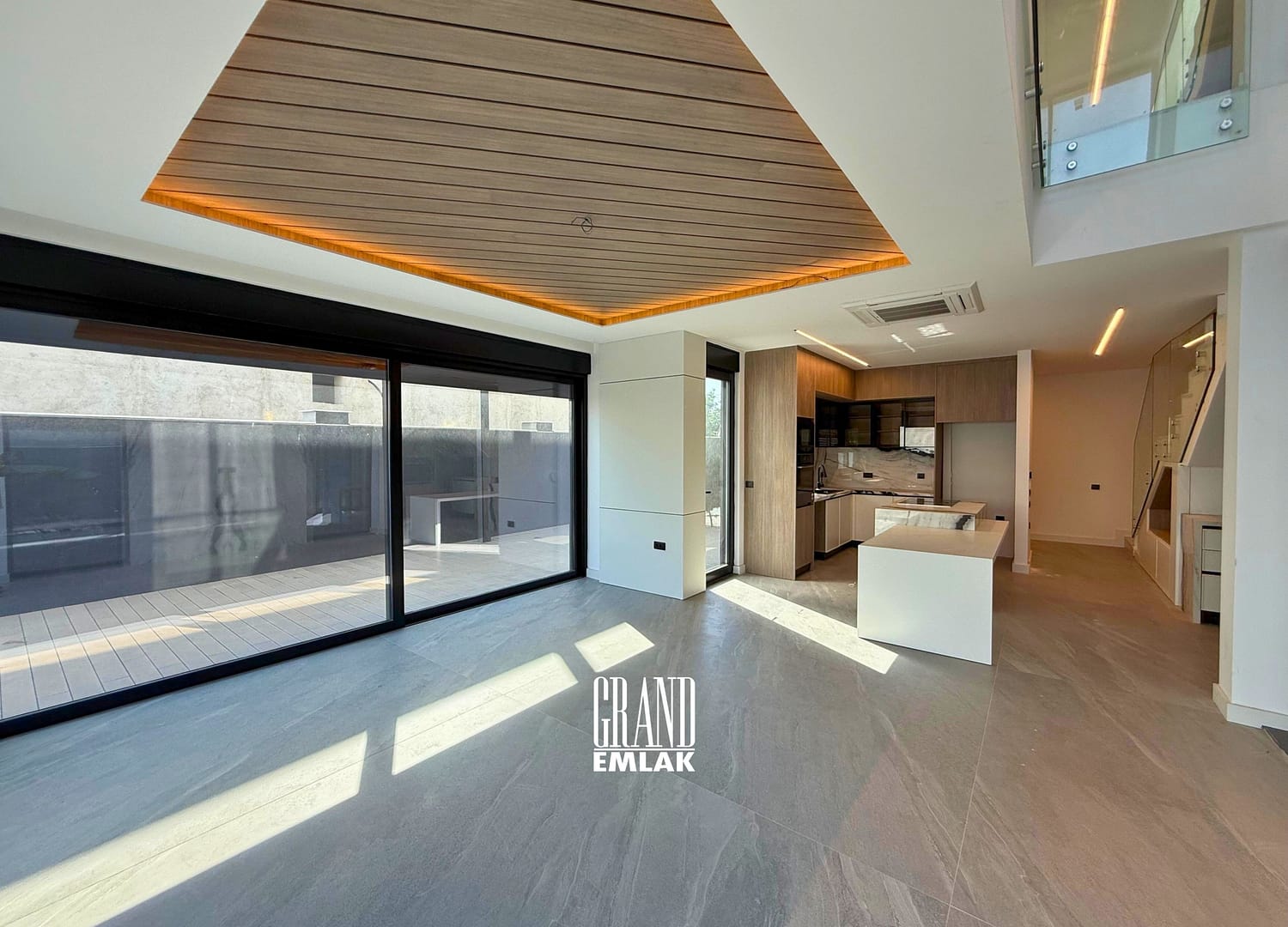 ERMENEK MAHALLESİNDE DENİZ MANZARALI SATILIK 5+1 VİLLA CAN ÖZDEMİR (9)