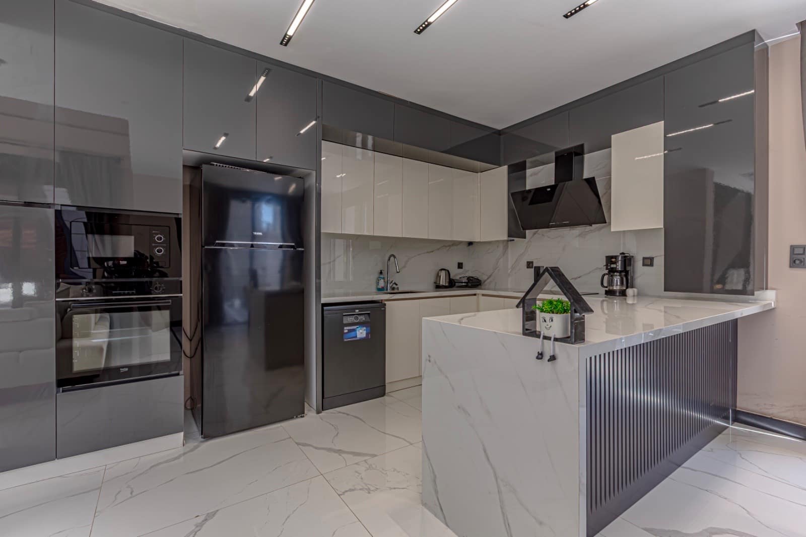 880fb9db-56f3-4436-911c-f4d8a5e61aea