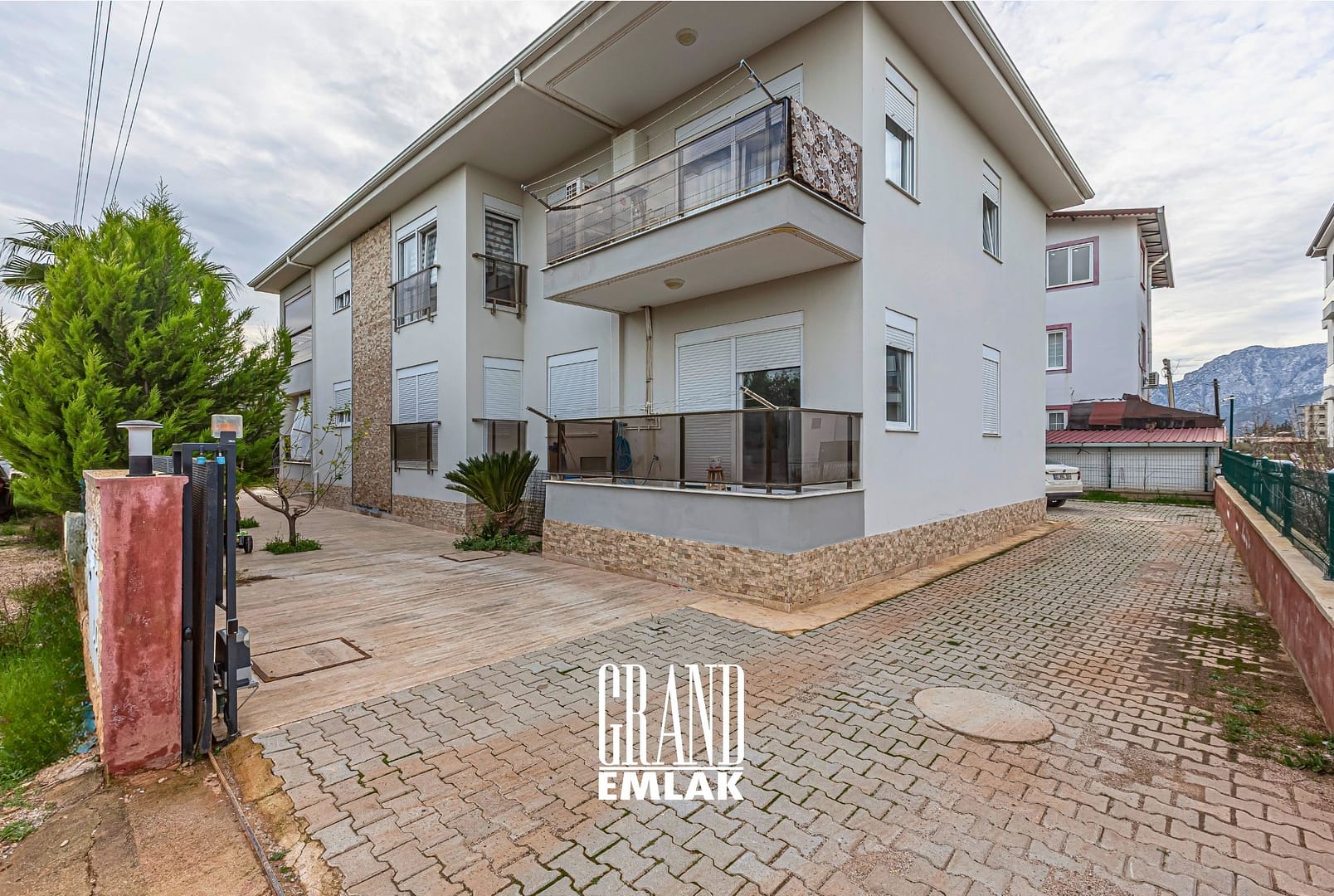 Döşemealtı Kırkgöz’de Müstakil ve Özel havuzlu Satılık 8+2 Villa (3)