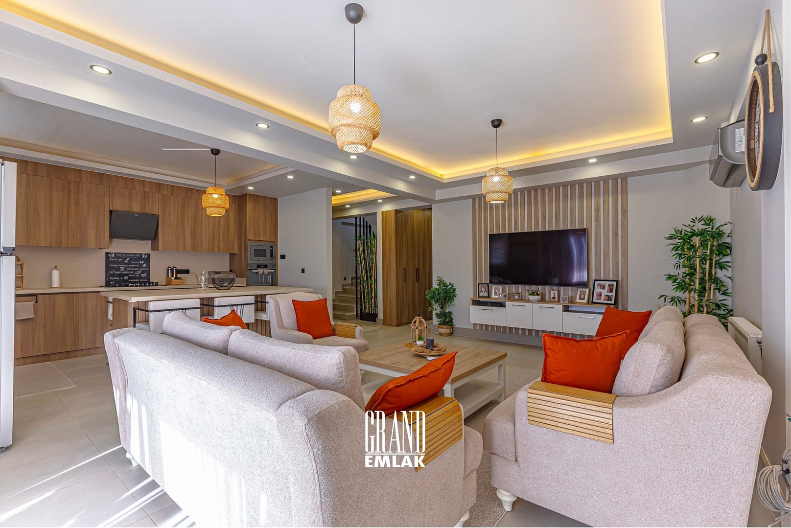 Antalya, Döşemealtı Odabaşı’nda Satılık 6+1 Havuzlu Lüks Villa (1)