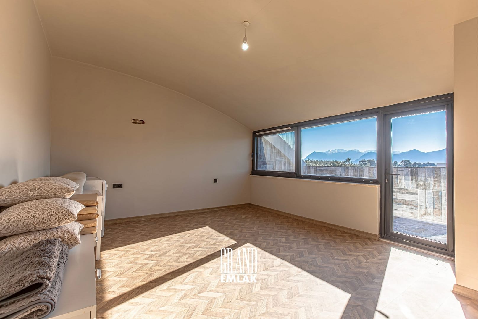 Antalya, Döşemealtı Odabaşı’nda Satılık 6+1 Havuzlu Lüks Villa (22)