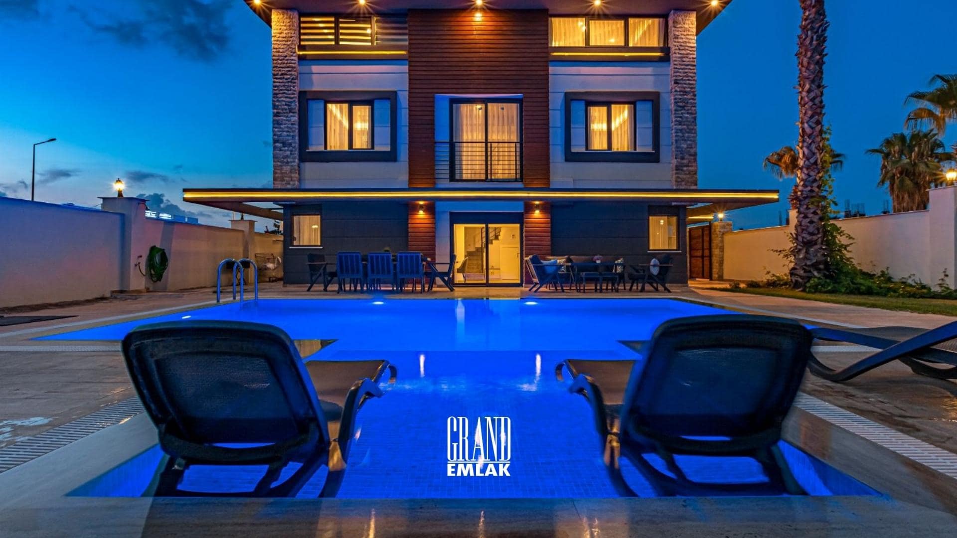 Antalya Kadriye’de, Müstakil Havuzlu Eşyalı 5+1 Satılık Villa (21)