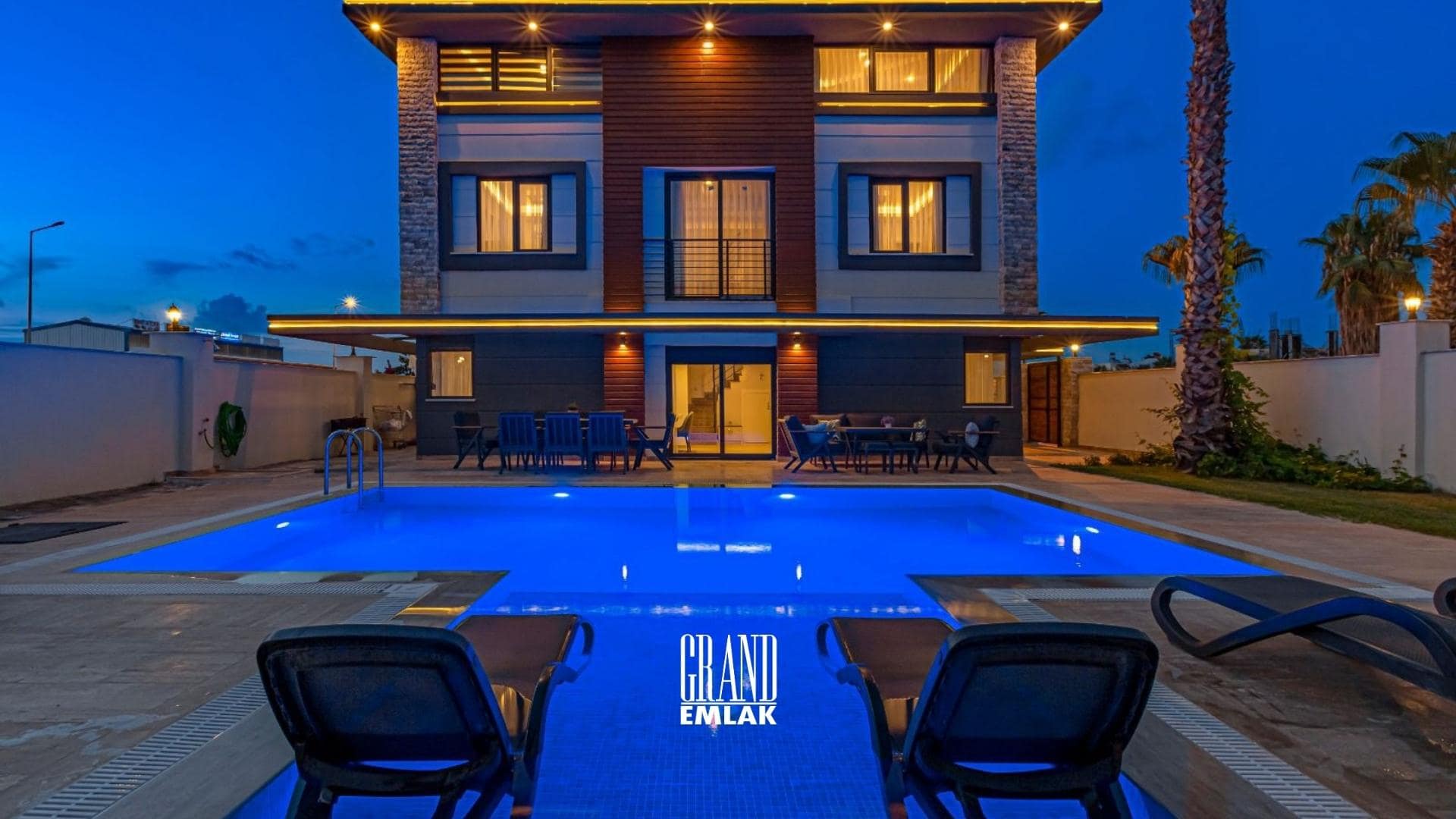 Antalya Kadriye’de, Müstakil Havuzlu Eşyalı 5+1 Satılık Villa (22)