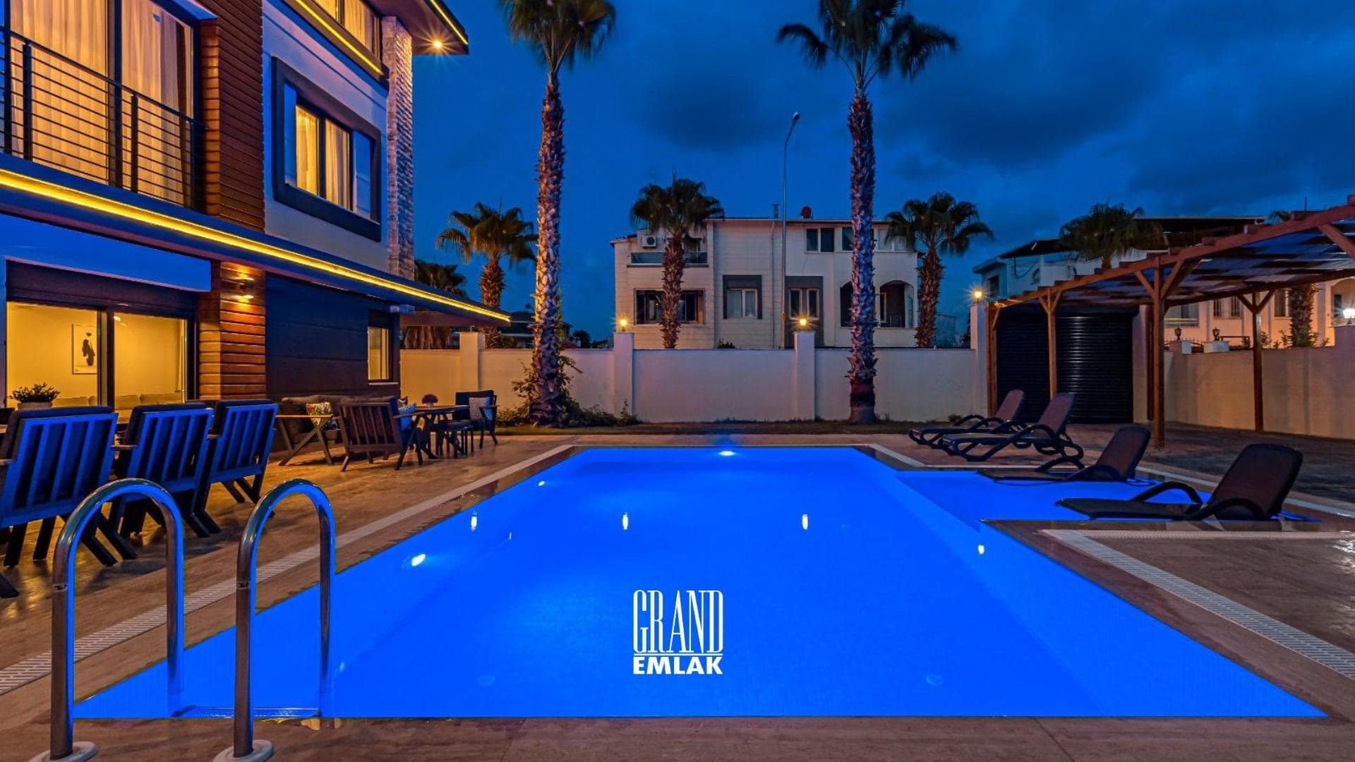 Antalya Kadriye’de, Müstakil Havuzlu Eşyalı 5+1 Satılık Villa (23)