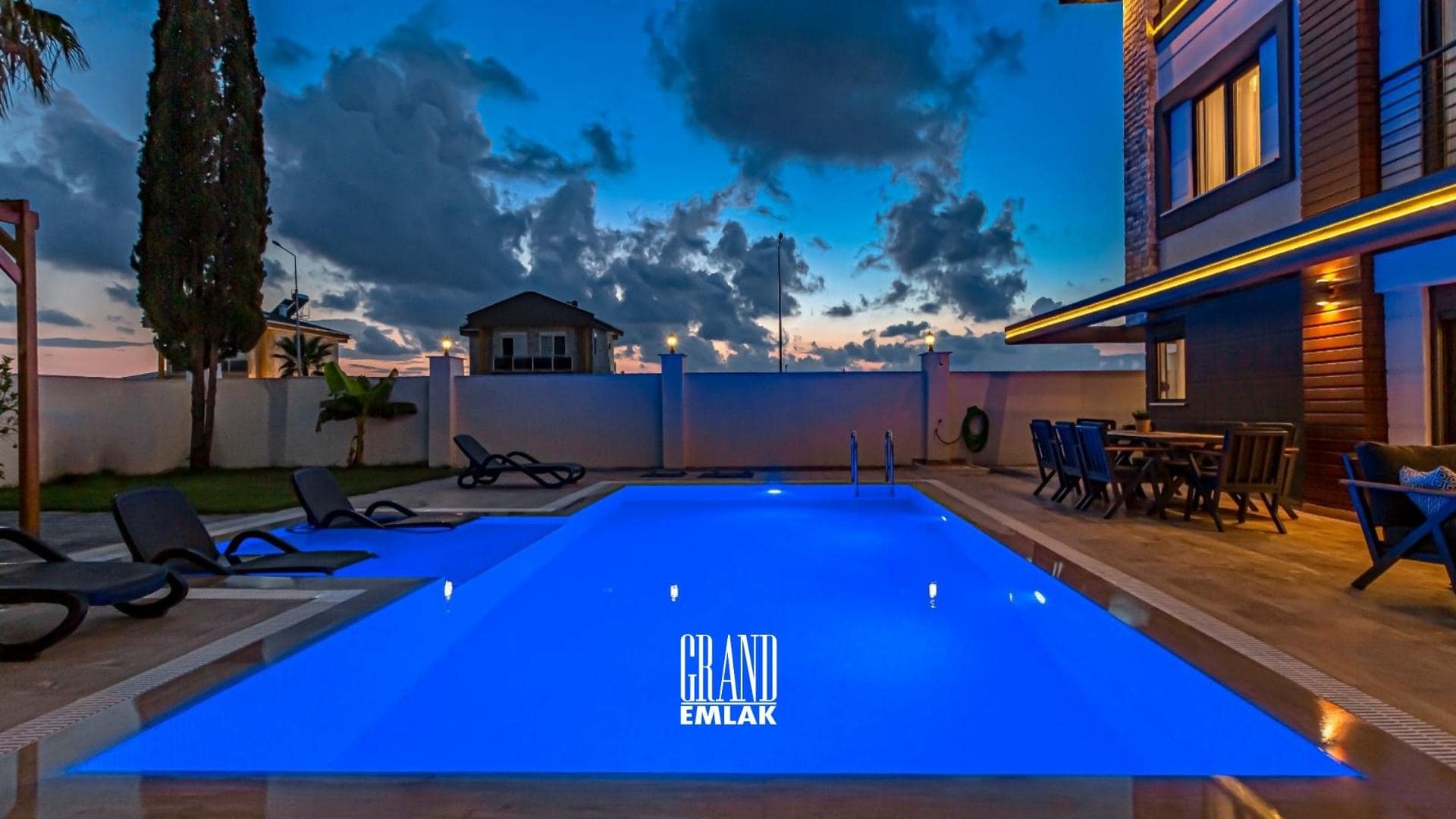 Antalya Kadriye’de, Müstakil Havuzlu Eşyalı 5+1 Satılık Villa (24)