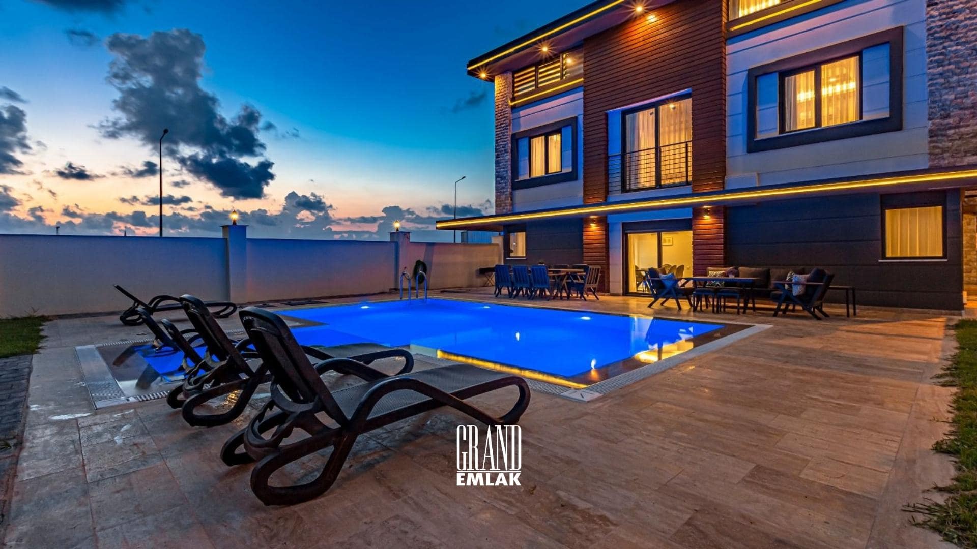 Antalya Kadriye’de, Müstakil Havuzlu Eşyalı 5+1 Satılık Villa (25)