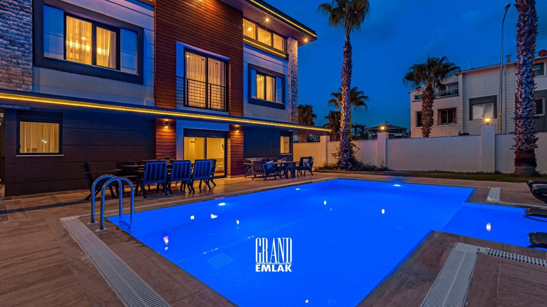 Antalya Kadriye’de, Müstakil Havuzlu Eşyalı 5+1 Satılık Villa (26)