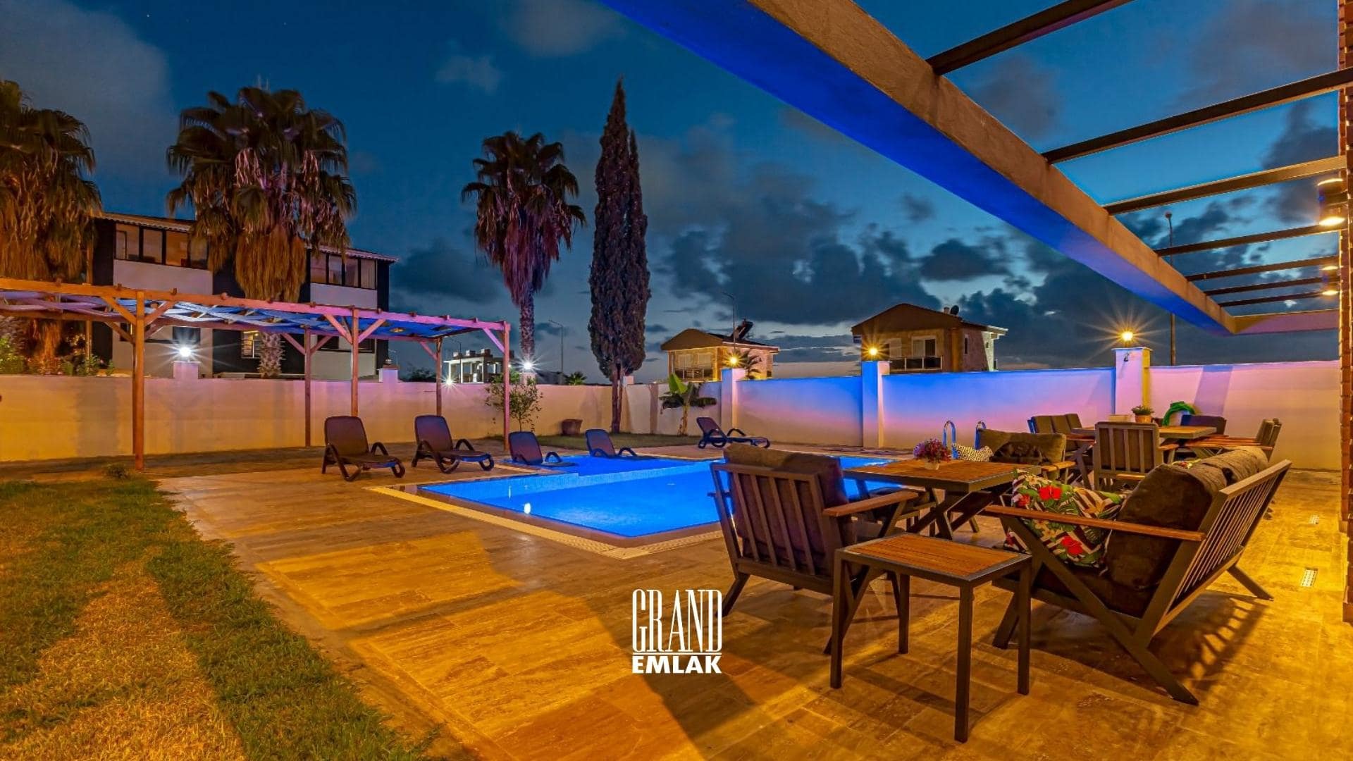 Antalya Kadriye’de, Müstakil Havuzlu Eşyalı 5+1 Satılık Villa (27)