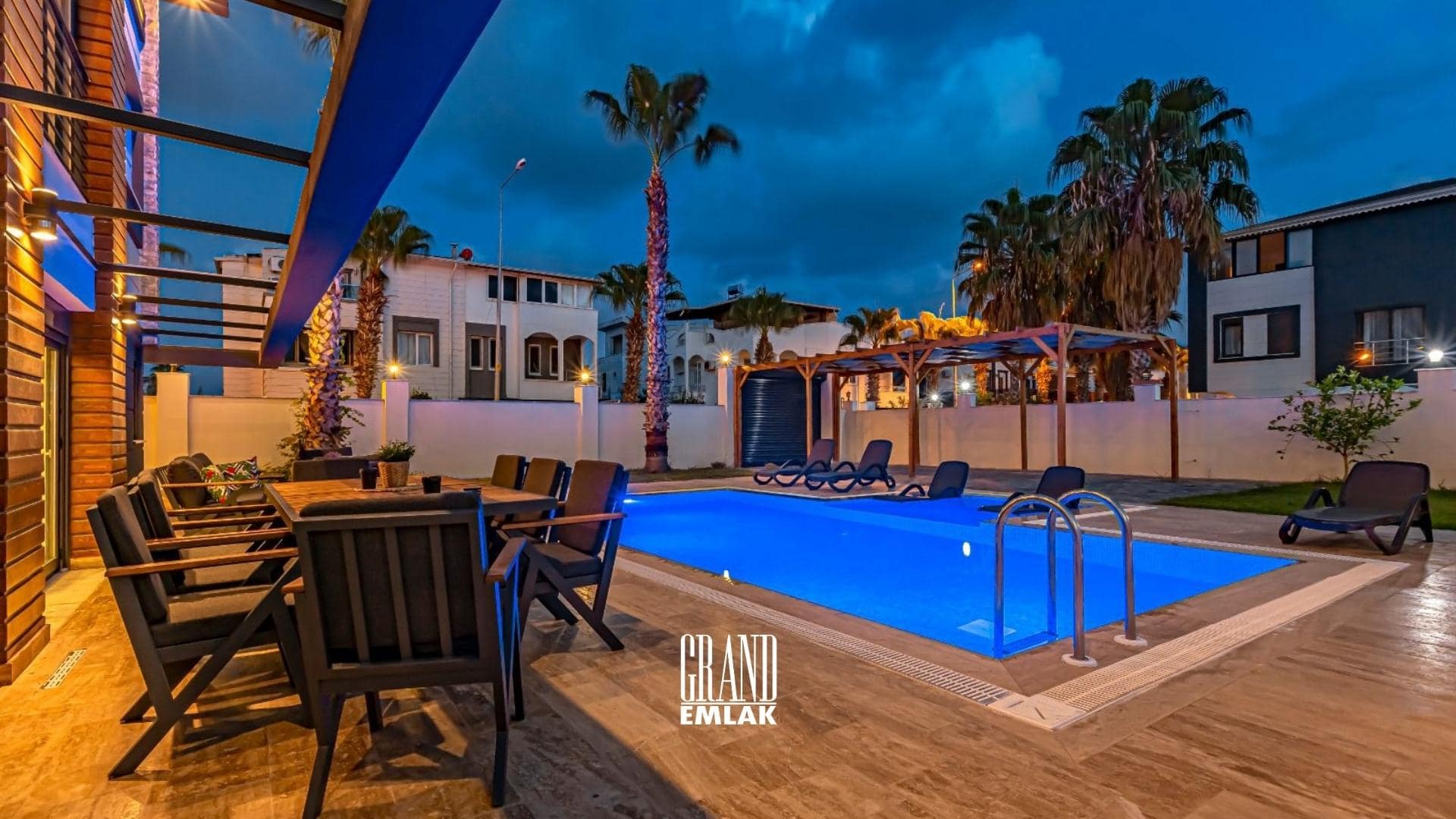 Antalya Kadriye’de, Müstakil Havuzlu Eşyalı 5+1 Satılık Villa (28)