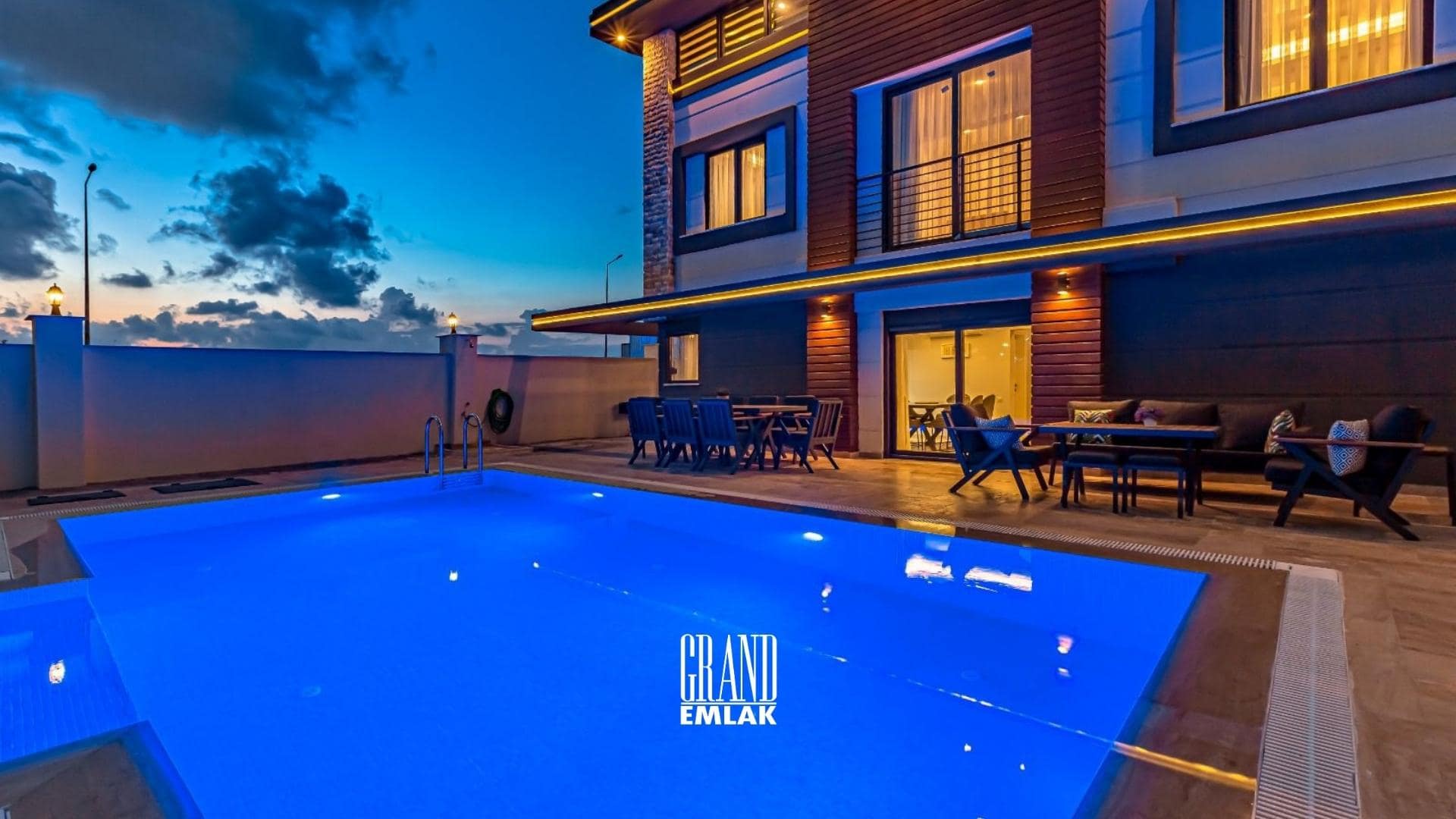 Antalya Kadriye’de, Müstakil Havuzlu Eşyalı 5+1 Satılık Villa (29)