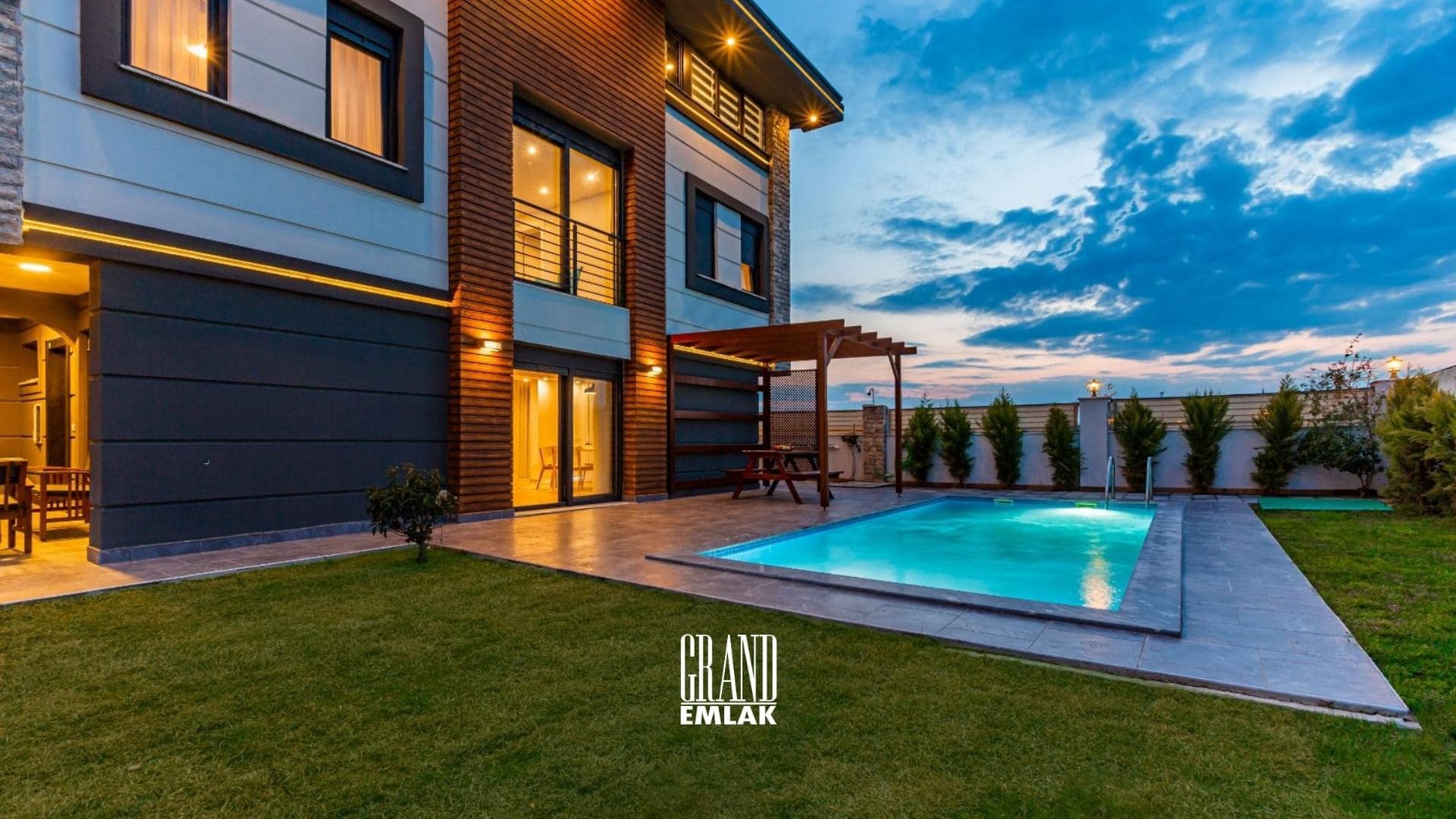 Antalya Kadriye’de, Müstakil Havuzlu Eşyalı 5+1 Satılık Villa (30)