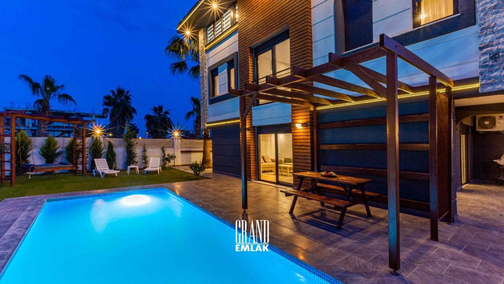 Antalya Kadriye’de, Müstakil Havuzlu Eşyalı 5+1 Satılık Villa (31)