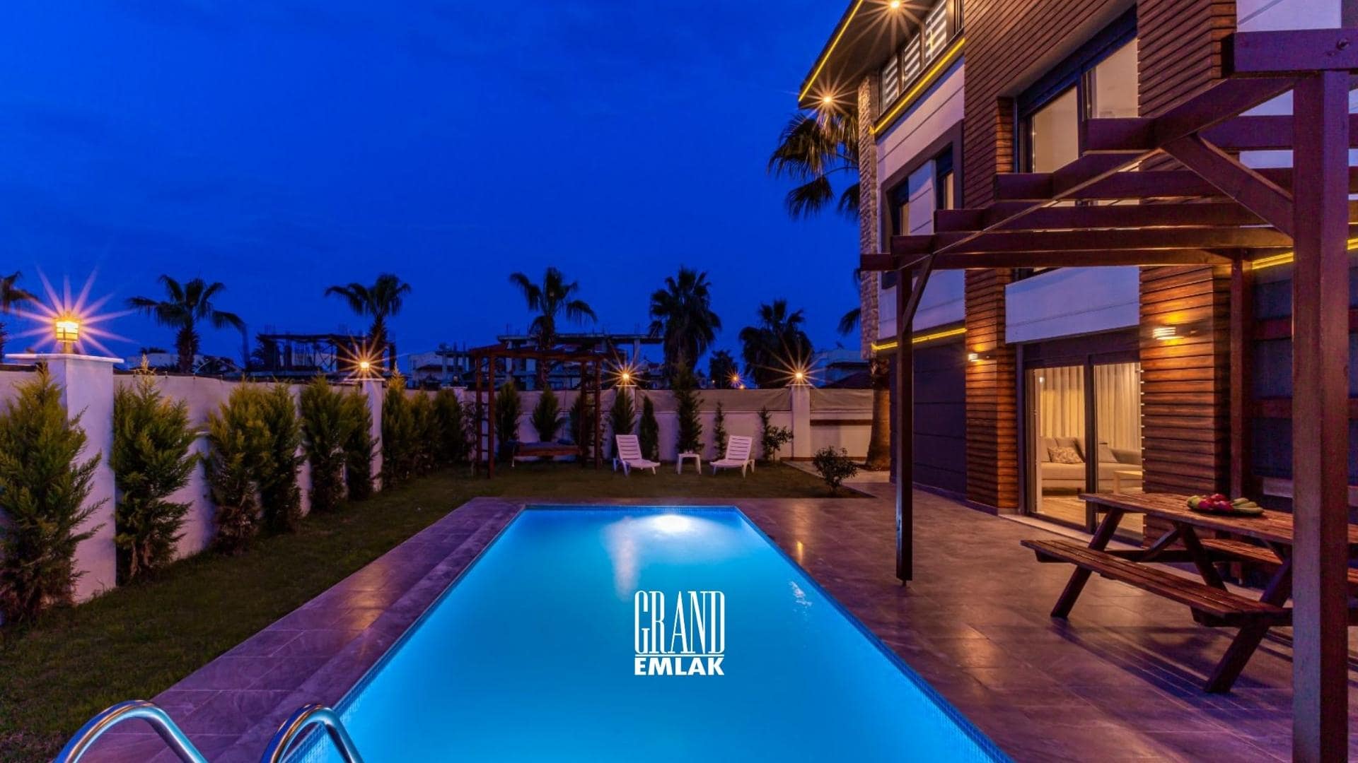 Antalya Kadriye’de, Müstakil Havuzlu Eşyalı 5+1 Satılık Villa (32)