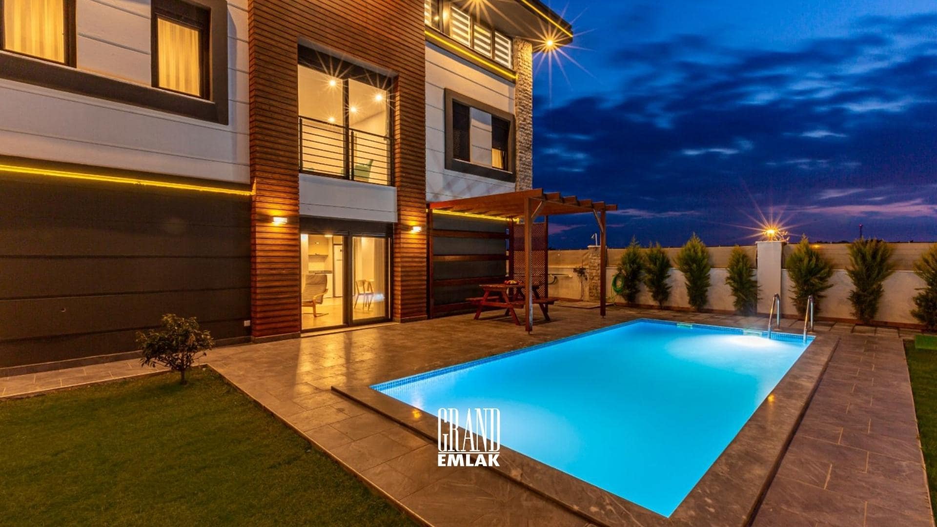 Antalya Kadriye’de, Müstakil Havuzlu Eşyalı 5+1 Satılık Villa (34)