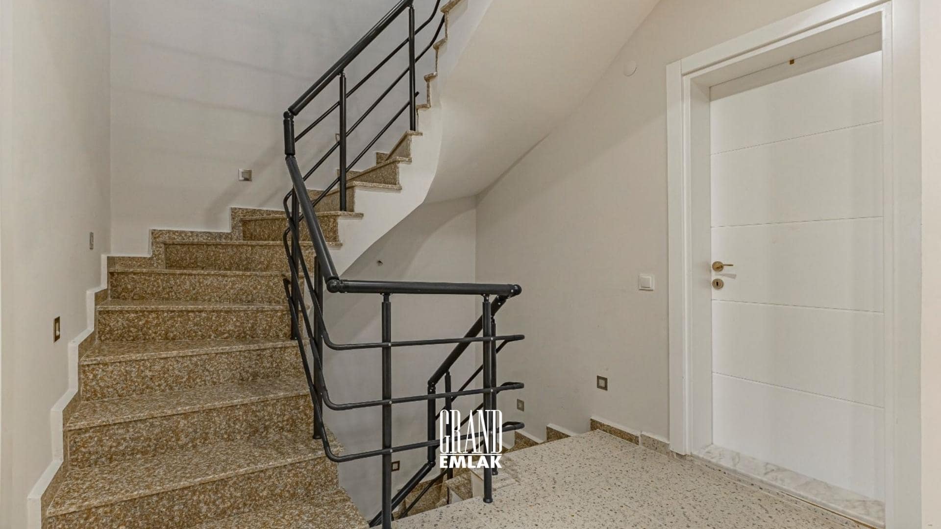 Antalya Kadriye’de, Müstakil Havuzlu Eşyalı 5+1 Satılık Villa (35)