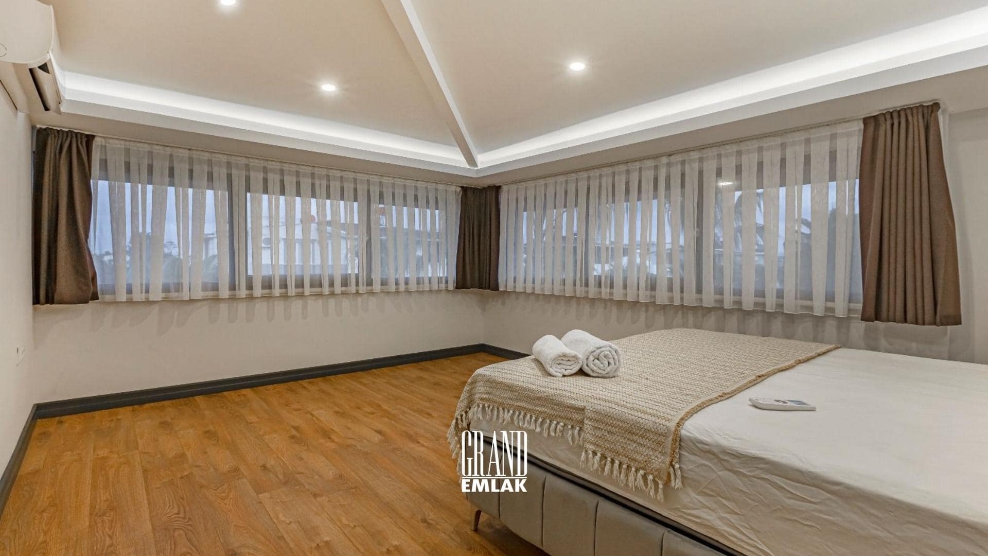 Antalya Kadriye’de, Müstakil Havuzlu Eşyalı 5+1 Satılık Villa (7)