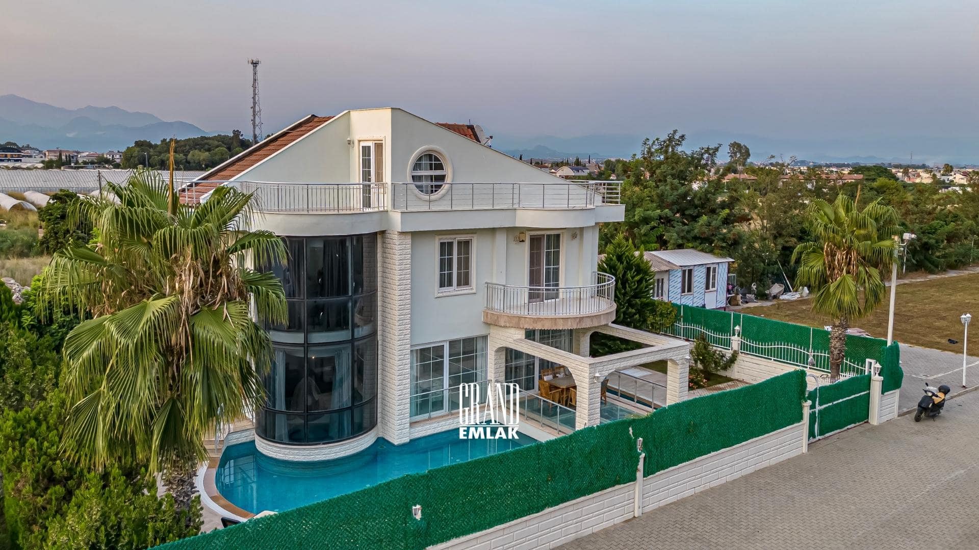 Antalya Kadriye’de, Müstakil Havuzlu ve Eşyalı 3+1 Satılık Villa (18)