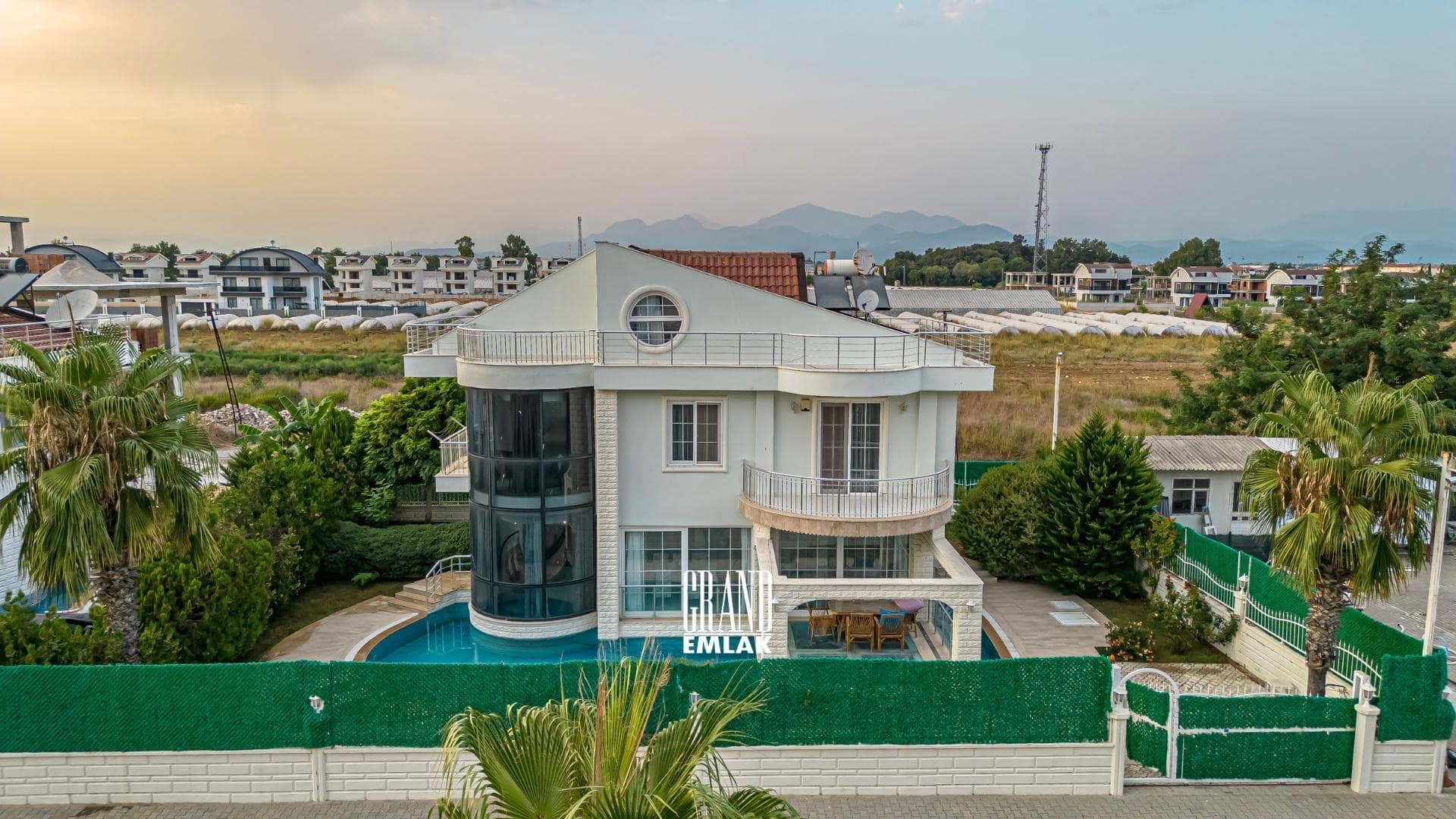 Antalya Kadriye’de, Müstakil Havuzlu ve Eşyalı 3+1 Satılık Villa (24)