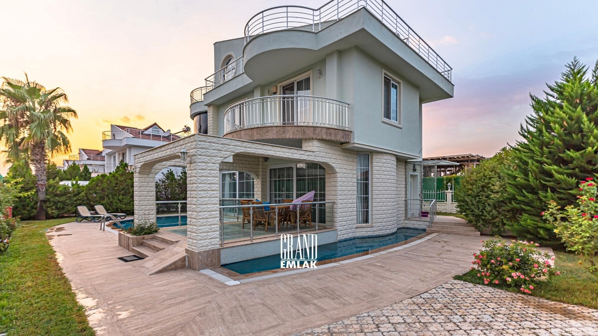 Antalya Kadriye’de, Müstakil Havuzlu ve Eşyalı 3+1 Satılık Villa (25)