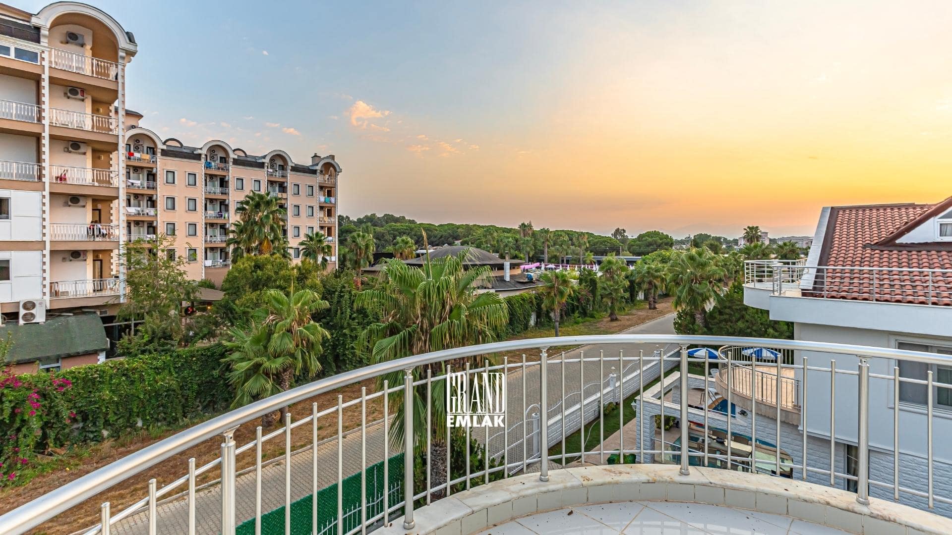 Antalya Kadriye’de, Müstakil Havuzlu ve Eşyalı 3+1 Satılık Villa (26)