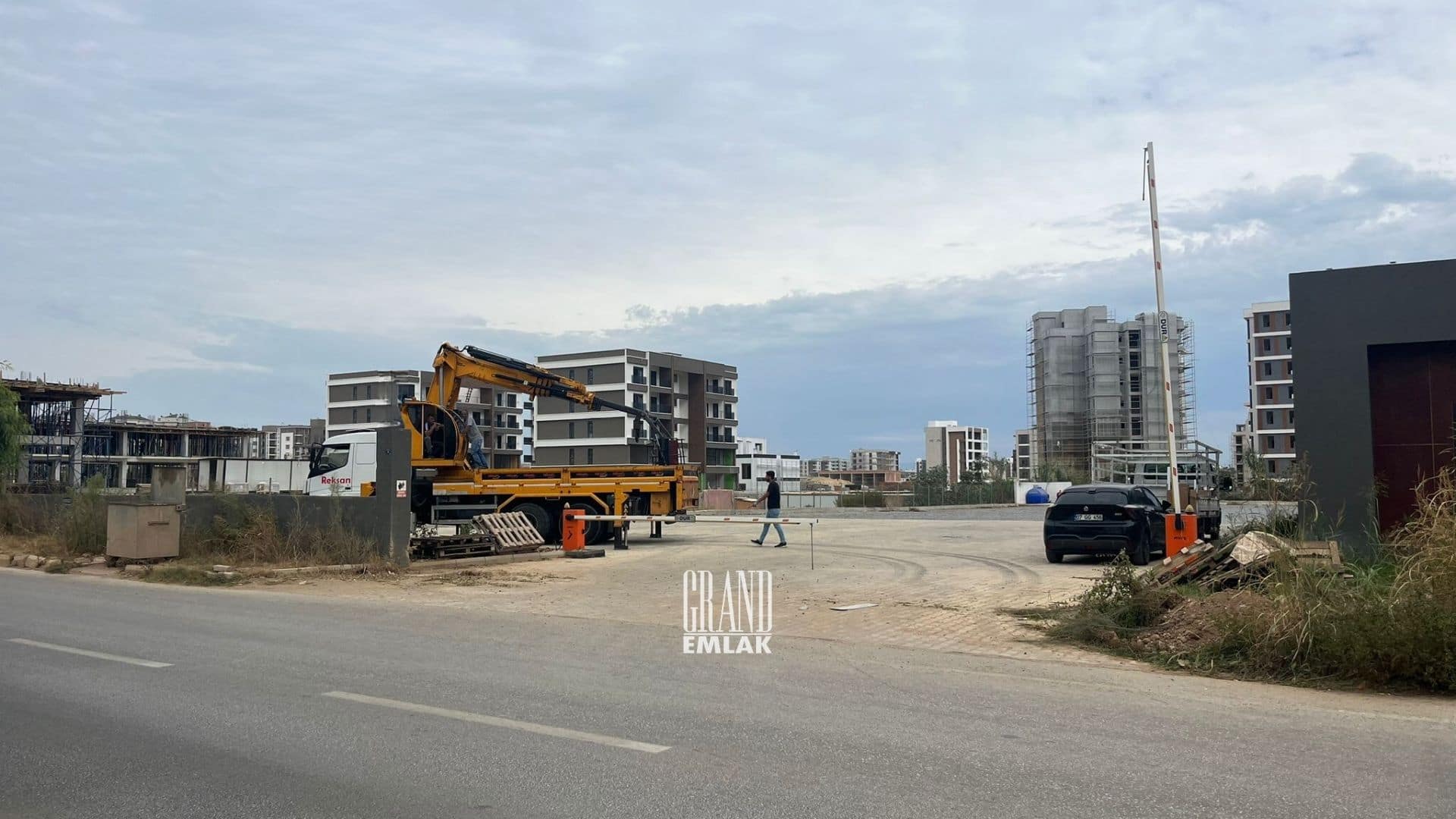 ALTINTAŞ, OTOPARK VE ARAÇ KİRALAMAYA UYGUN 3.900 M2 KİRALIK ARSA (1)