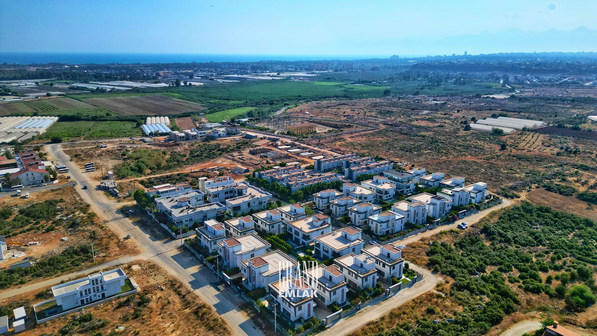 KEMERAĞZI, ESİLARA SİTESİNDE ASANSÖRLÜ HAVUZLU 5+1 SATILIK VİLLA (1)