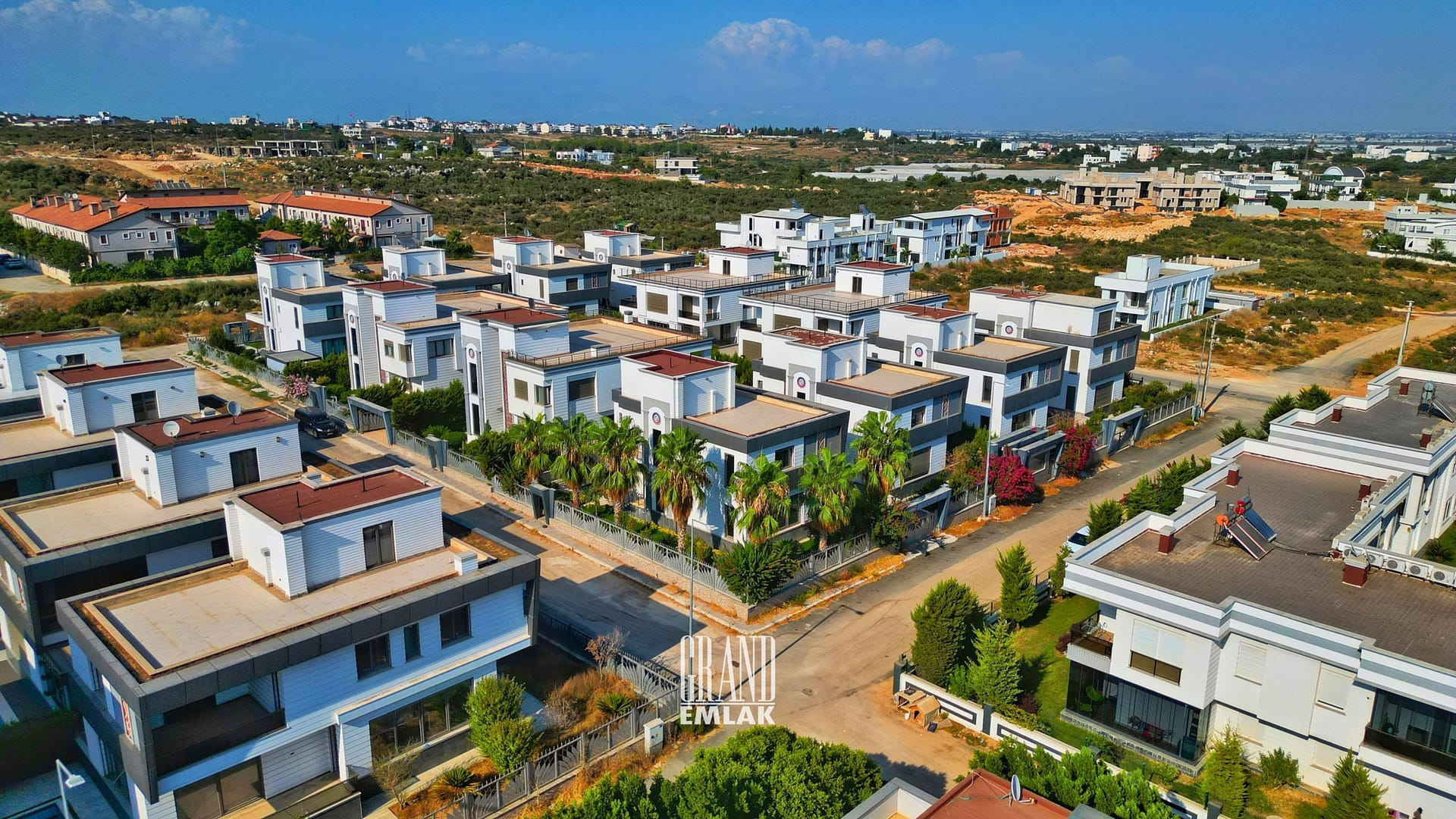 KEMERAĞZI, ESİLARA SİTESİNDE ASANSÖRLÜ HAVUZLU 5+1 SATILIK VİLLA (2)