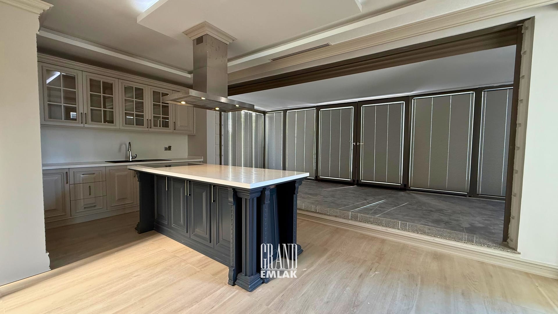 KEMERAĞZI, ESİLARA SİTESİNDE ASANSÖRLÜ HAVUZLU 5+1 SATILIK VİLLA (21)