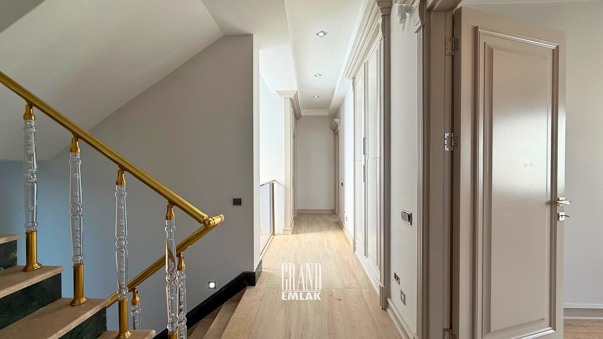 KEMERAĞZI, ESİLARA SİTESİNDE ASANSÖRLÜ HAVUZLU 5+1 SATILIK VİLLA (24)