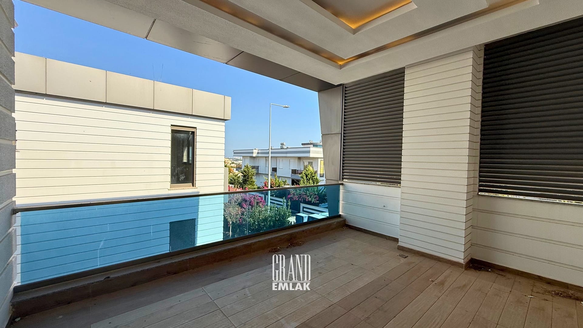 KEMERAĞZI, ESİLARA SİTESİNDE ASANSÖRLÜ HAVUZLU 5+1 SATILIK VİLLA (31)