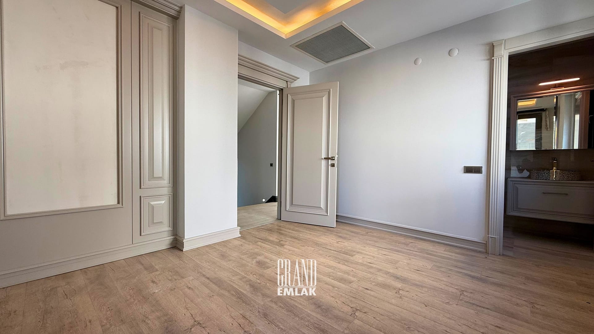 KEMERAĞZI, ESİLARA SİTESİNDE ASANSÖRLÜ HAVUZLU 5+1 SATILIK VİLLA (34)