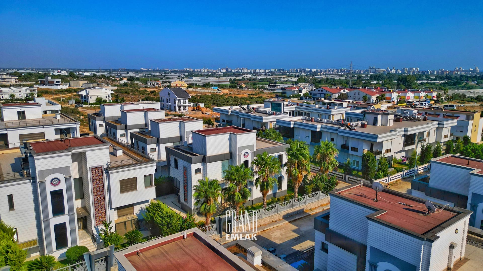 KEMERAĞZI, ESİLARA SİTESİNDE ASANSÖRLÜ HAVUZLU 5+1 SATILIK VİLLA (4)