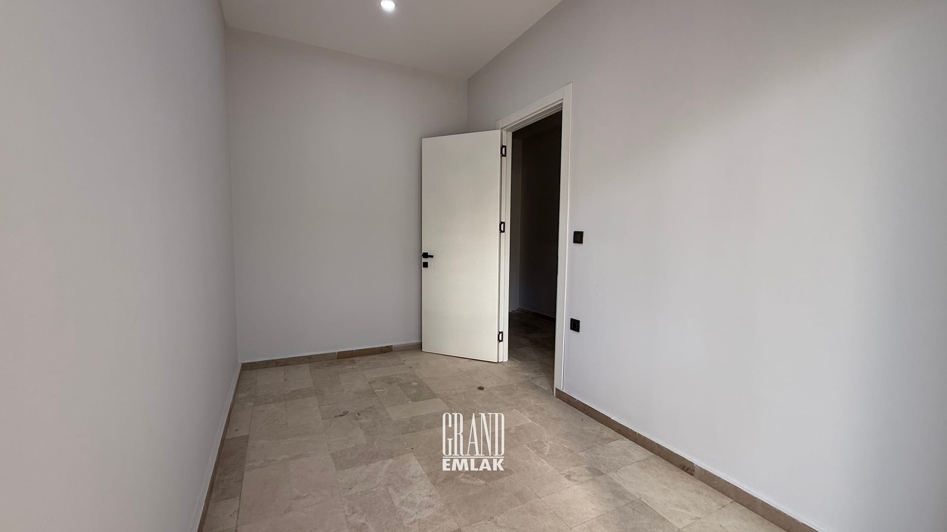 KEMERAĞZI, ESİLARA SİTESİNDE ASANSÖRLÜ HAVUZLU 5+1 SATILIK VİLLA (44)