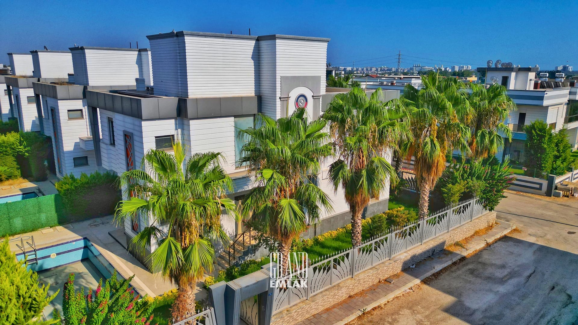 KEMERAĞZI, ESİLARA SİTESİNDE ASANSÖRLÜ HAVUZLU 5+1 SATILIK VİLLA (5)