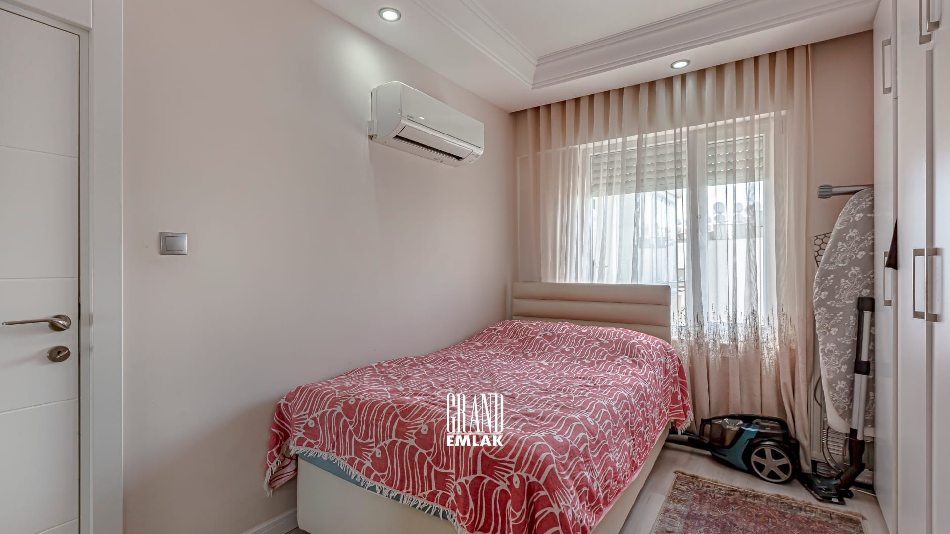 Antalya, Konyaaltı, Altınkum Mahallesi’nde Deniz Manzaralı Full Eşyalı 3+1 Satılık Daire (16)