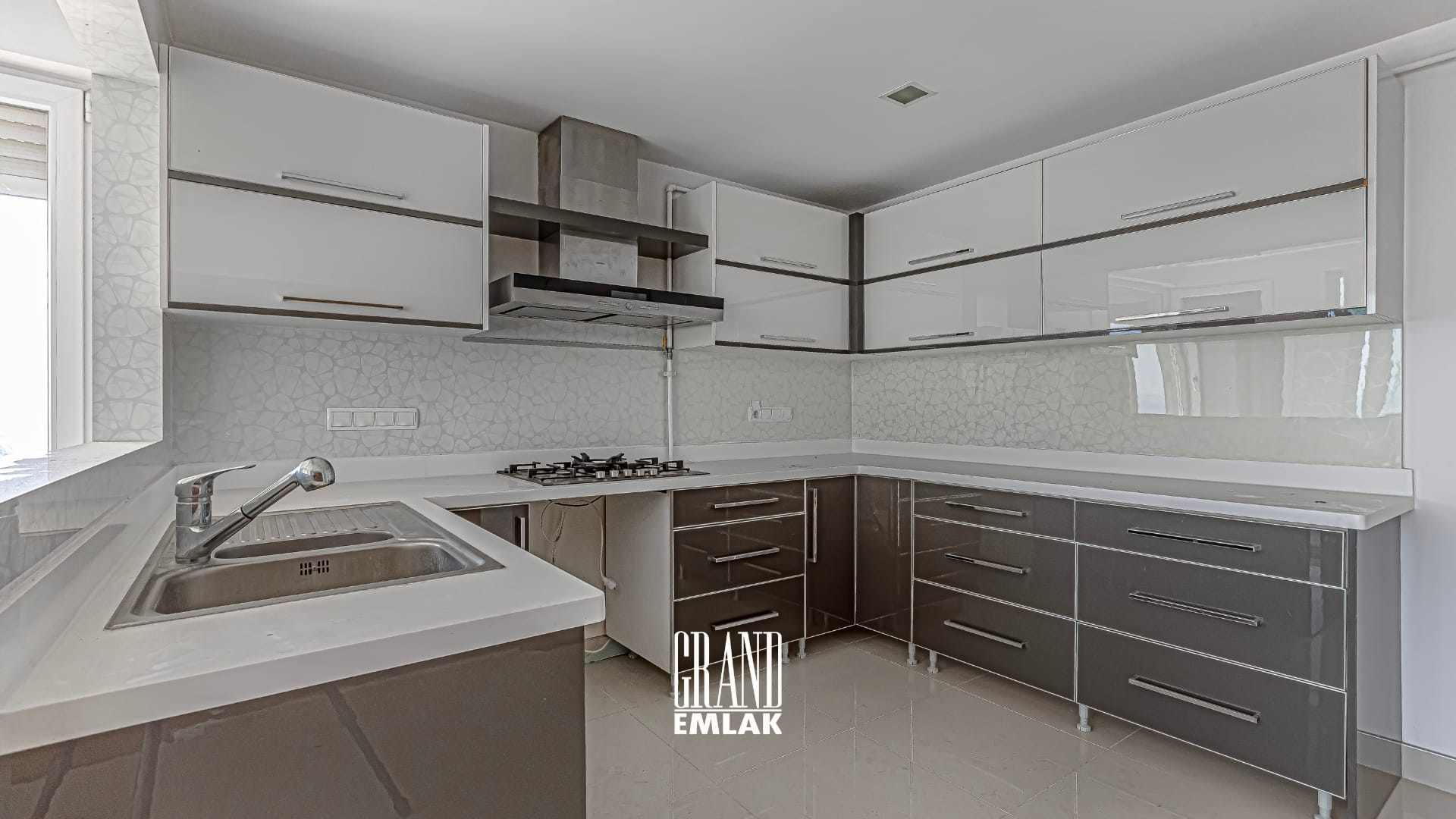 Eski Lara, Uzaş Sitesi’nde Denize Sıfır 3+1 Satılık Daireeee (18)