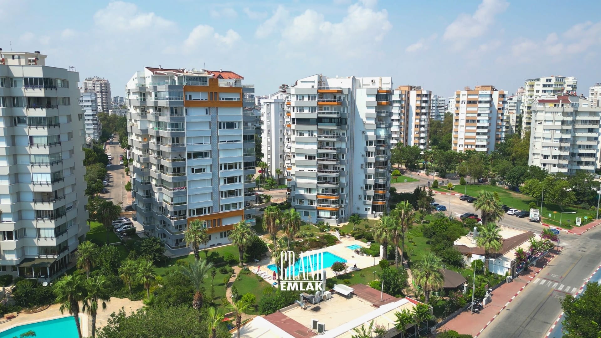 Eski Lara’da Özellikli Sitede Denize Sıfır 3+1 Satılık Daire uzaş sitesi (2)