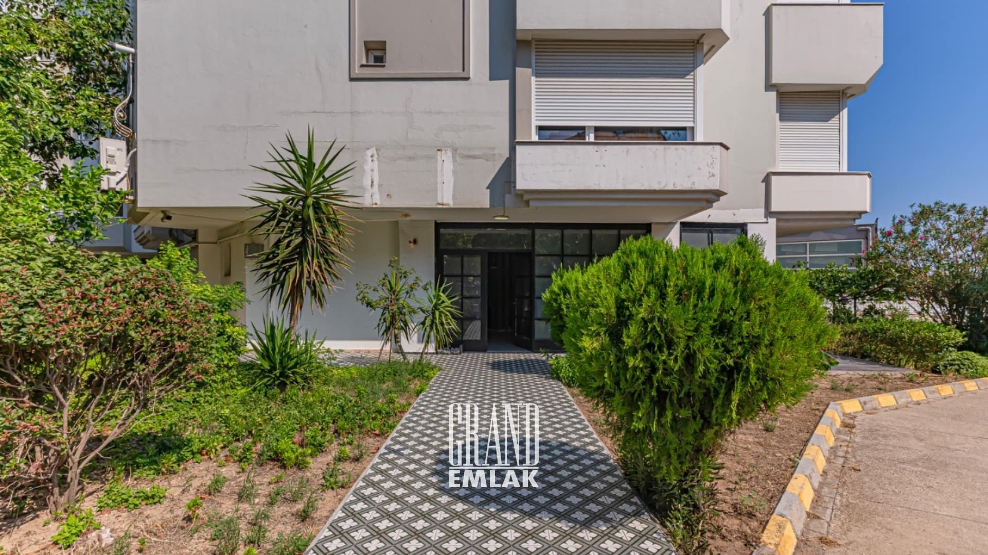 Antalya Barınaklar’da, Deniz Manzaralı 100 M2 Satılık Dükkan (1)