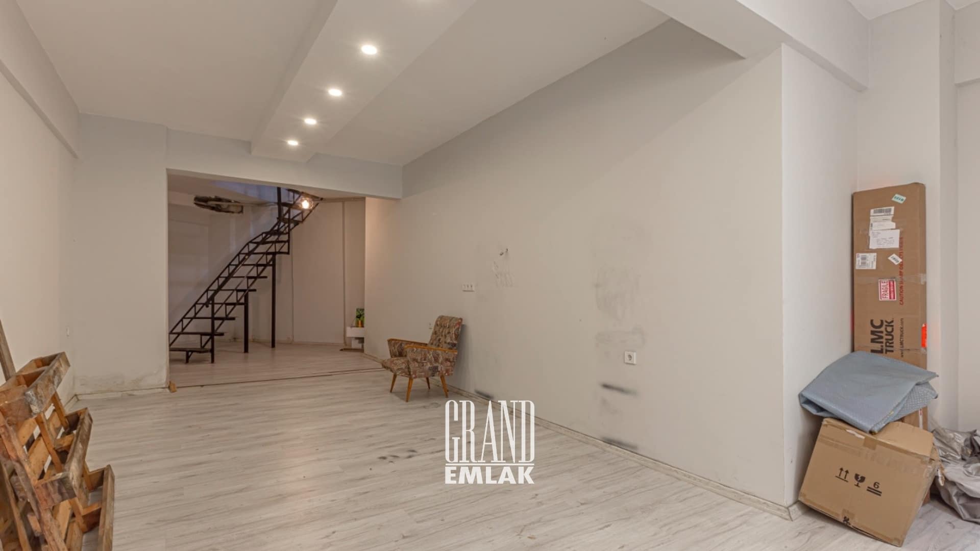 Antalya Barınaklar’da, Deniz Manzaralı 100 M2 Satılık Dükkan (17)