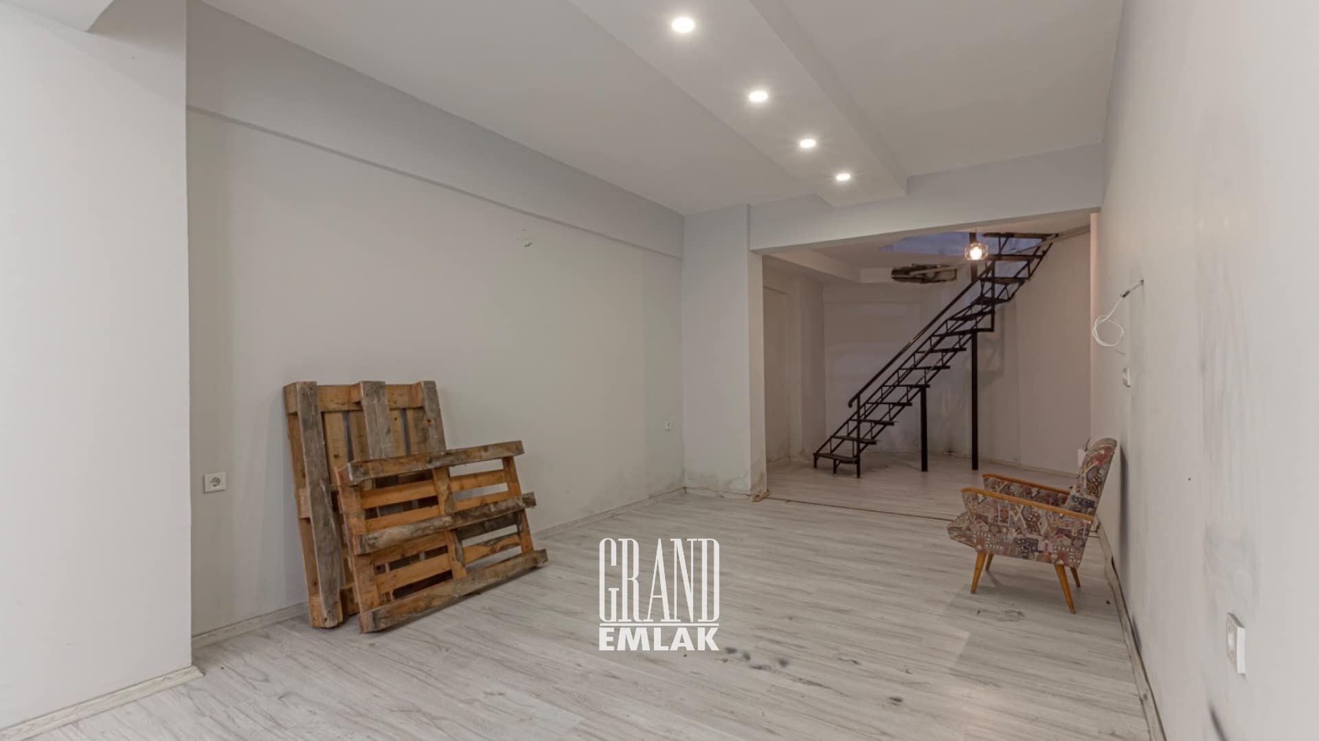 Antalya Barınaklar’da, Deniz Manzaralı 100 M2 Satılık Dükkan (18)