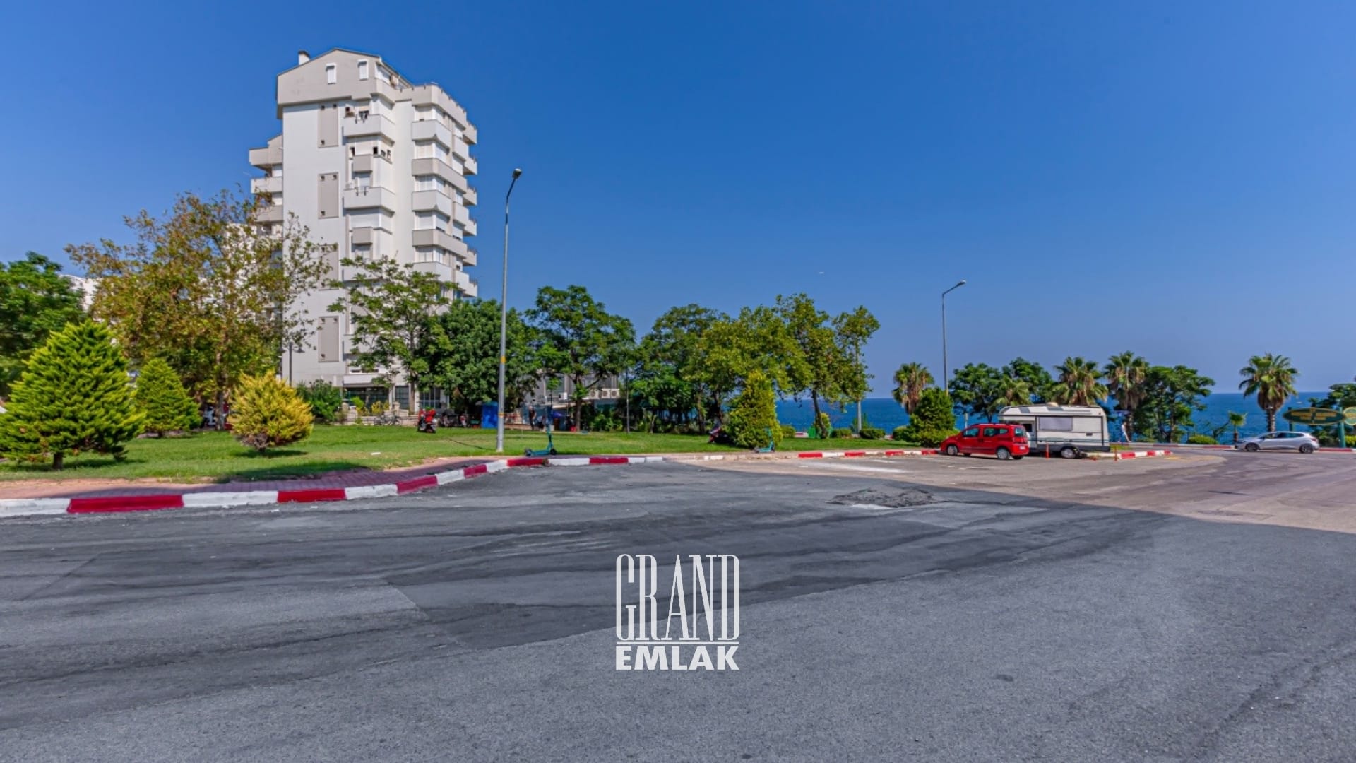 Antalya Barınaklar’da, Deniz Manzaralı 100 M2 Satılık Dükkan (8)