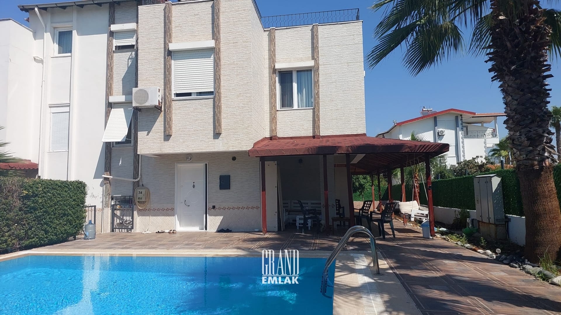 Freistehende 5+1 Triplex Villa mit privatem Pool und großzügigem Garten ...